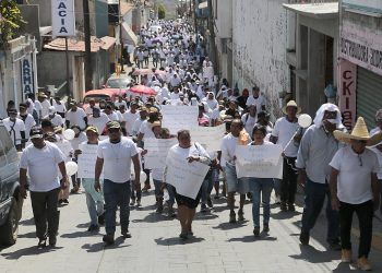 Policías comunitarios marchan por la paz en Guerrero