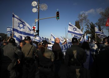 Netanyahu pospone la reforma judicial ante protestas y huelgas