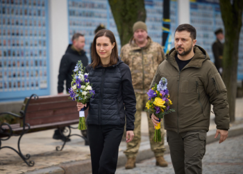 La primera ministra finlandesa honra junto a Zelenski a un héroe de Bajmut