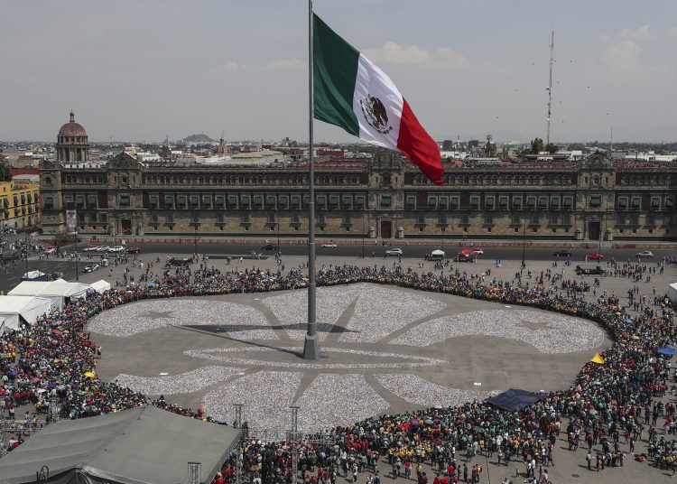 MEX8823.CIUDAD DE MÉXICO (MÉXICO), 05/03/2023.- Fotografía panorámica de la flor de lis más grande del mundo, formada con más de un millón de latas de aluminio y elaborada por asociaciones de Boy Scouts mexicanas, hoy en la Ciudad de México, (México). Con el objetivo de crear conciencia social en el manejo sustentable de residuos sólidos y apoyar a los afectados por los recientes temblores en Siria y Turquía, la Asociación de Scouts de México formó en el Zócalo de Ciudad de México una flor de lis de casi 100 metros, con más de un millón de latas de aluminio. EFE/Isaac Esquivel