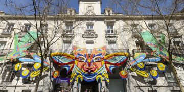 Más de 22,000 flores naturales adornan Casa de México en Madrid por primavera