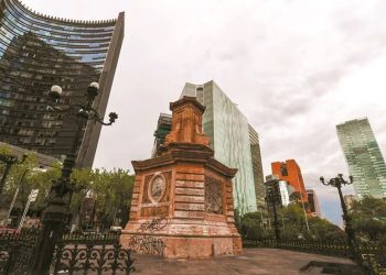 Sheinbaum califica de racistas a mujeres que se oponen a instalación de escultura indígena en Paseo de la Reforma