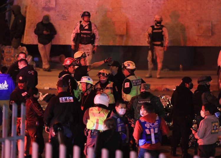 CIUDAD JUÁREZ (MÉXICO), 28/03/2023.- Personal de rescate acuden al auxilio durante un incendio en las instalaciones del Instituto Nacional de Migración (INM), donde fallecieron migrantes la noche del 27 de marzo de 2023, en Ciudad Juárez, Chihuahua (México). Al menos 37 migrantes murieron en un incendio en una estación del Instituto Nacional de Migración (INM) de Ciudad Juárez, en la frontera norte de México, según indicaron este martes a EFE fuentes oficiales. EFE/Luis Torres