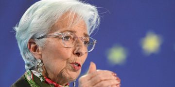 Lagarde: el mundo no se desglobaliza pero camina hacia comercio entre bloques