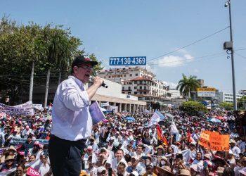 Ebrard reúne a miles de personas en Acapulco