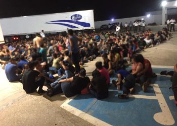 INM halla a 343 migrantes abandonados en un tráiler en Veracruz