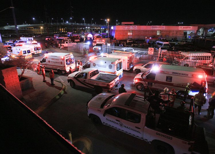 CIUDAD JUÁREZ (MÉXICO), 28/03/2023.- Personal de rescate acuden al auxilio durante un incendio en las instalaciones del Instituto Nacional de Migración (INM), donde fallecieron migrantes la noche del 27 de marzo de 2023, en Ciudad Juárez, Chihuahua (México). Al menos 37 migrantes murieron en un incendio en una estación del Instituto Nacional de Migración (INM) de Ciudad Juárez, en la frontera norte de México, según indicaron este martes a EFE fuentes oficiales. EFE/Luis Torres