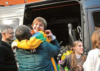 Rusia devuelve a casa a 17 niños ucranianos; denuncian adoctrinamiento