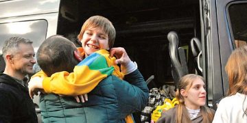 Rusia devuelve a casa a 17 niños ucranianos; denuncian adoctrinamiento