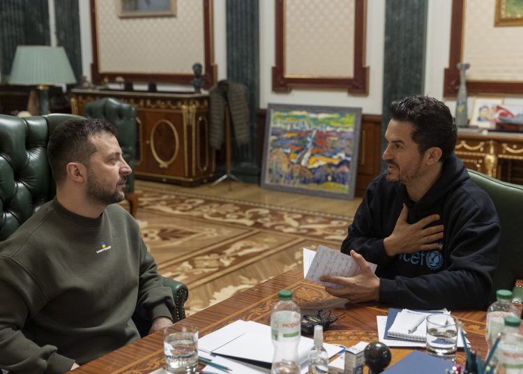 Kyiv (Ukraine), 26/03/2023.- A handout photo made available 27 March 2023 by the Ukrainian Presidential Press Service shows Ukrainian President Volodymyr Zelensky (L) with British actor, UNICEF Goodwill Ambassador Orlando Bloom (R) during their meeting in Kyiv, Ukraine, 26 March 2023 (issued 27 March 2023). UNICEF goodwill ambassador Bloom discussed humanitarian aid and infrastructure reconstruction projects aimed at ensuring the interests of Ukrainian children. (Rusia, Ucrania, Niza) EFE/EPA/PRESIDENTIAL PRESS SERVICE HANDOUT HANDOUT HANDOUT HANDOUT EDITORIAL USE ONLY/NO SALES