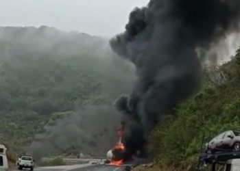 Se registra incendio de una pipa de combustible en la carretera Rayón Rioverde en SLP