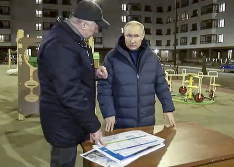 Mariupol (Ukraine), 19/03/2023.- A still image taken from a handout video provided by the Russian President's press service on 19 March 2023 shows Russian President Vladimir Putin (R) and Deputy Prime Minister Marat Khusnullin (L) examine a plan to rebuild the city during his visit to Mariupol, eastern Ukraine, late 18 March 2023. Putin visited the Russian-occupied city after he visited Crimea on the ninth anniversary of Russia's annexation of the Black Sea peninsula. According to the Kremlin, Putin had conversations with local residents, visited an apartment of one of the locals, assessed new roads, and followed the construction of new facilities in the city. On 24 February 2022 Russian troops entered the Ukrainian territory in what the Russian president declared to be a 'Special Military Operation', starting an armed conflict that has provoked destruction and a humanitarian crisis. (Rusia, Ucrania) EFE/EPA/RUSSIAN PRESIDENT PRESS SERVICE/HANDOUT HANDOUT BEST QUALITY AVAILABLE HANDOUT EDITORIAL USE ONLY/NO SALES HANDOUT EDITORIAL USE ONLY/NO SALES