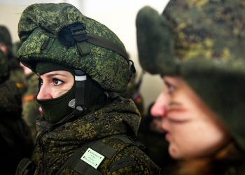 Putin destaca la valentía de las mujeres que sirven en Ejército