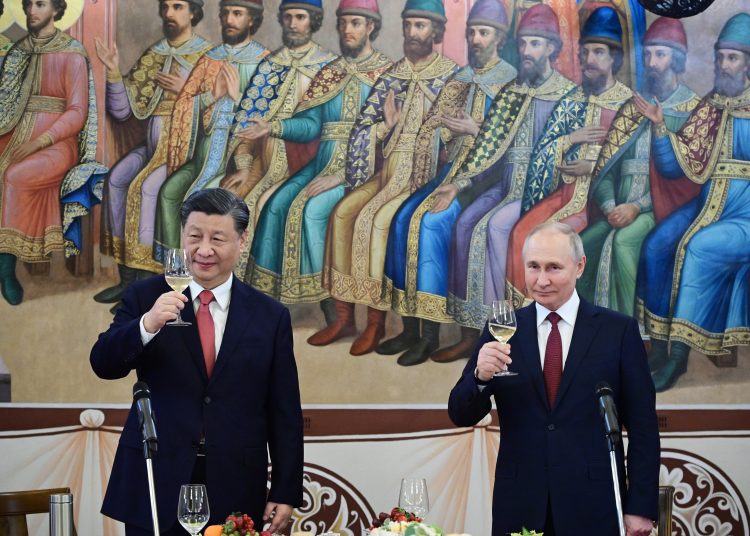 Moscow (Russian Federation), 20/03/2023.- Chinese President Xi Jinping (L) and Russian President Vladimir Putin (R) toast at a reception in the Faceted Chamber of the Moscow Kremlin, Russia, 21 March 2023. Chinese President Xi Jinping arrived in Moscow on a three-day visit, which will last from March 20 to 22, according to Russian and Chinese state agencies. Xi Jinping visits Russia on improving joint partnership and developing key areas of Russian-Chinese economic cooperation. (Rusia, Moscú) EFE/EPA/PAVEL BYRKIN / SPUTNIK / KREMLIN POOL MANDATORY CREDIT