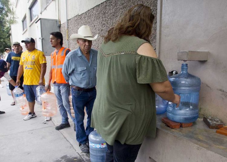 MONTERREY, NUEVO LEÓN, 22JUNIO2022.- Ante la escasez de agua que se vive en la zona metropolitana de Monterrey, ciudadanos acuden a un contenedor comunitario de agua purificada de la embotelladora Topo Chico, la cual regala agua desde hace más de 30 años para los habitantes de la zona, sin embargo ahora se abastecen personas de cualquier lugar de la ciudad.
FOTO: GABRIELA PÉREZ MONTIEL / CUARTOSCURO.COM