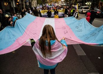 Kentucky aprueba una ley antitrans pese al veto de su gobernador