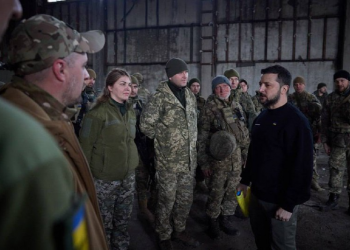 Zelenski visita a las tropas que defienden Bajmut
