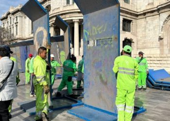Resguardan monumentos con vallas previo a marchas por el 8M