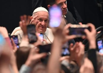 El Papa pide a los jóvenes no quedarse pegados al celular y vivir la vida real
