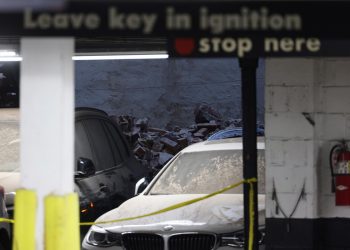 Derrumbe de estacionamiento deja 1 muerto y varios automovilistas atrapados en Nueva York