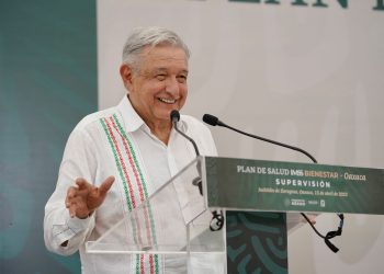 López Obrador reafirma compromiso de heredar sistema de salud de calidad; llama a jubilados a participar