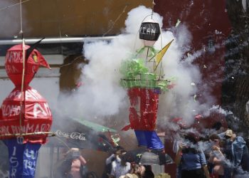 VIDEO: Retoman la quema de Judas y de políticos en Puebla