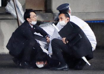 VIDEO: Evacuan al primer ministro de Japón tras ataque explosivo