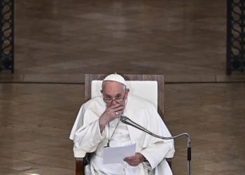 El Papa pide a los jóvenes no quedarse pegados al celular y vivir la vida real