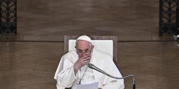 El Papa pide a los jóvenes no quedarse pegados al celular y vivir la vida real