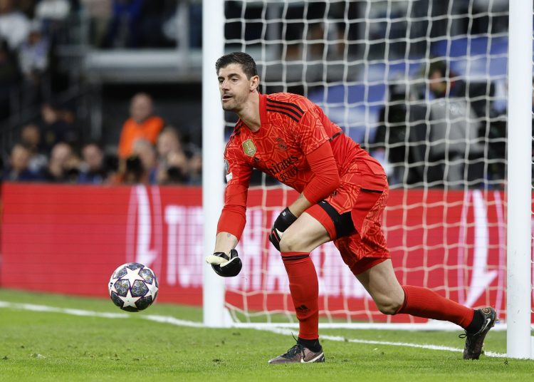 MADRID, 12/04/2023.- El portero belga del Real Madrid Thibuat Courtois pone el balón en juego durante el encuentro de ida de cuartos de final de Liga de Campeones entre Real Madrid y Chelsea, este miércoles en el Estadio Santiago Bernabéu, en Madrid. EFE/ Rodrigo Jimenez