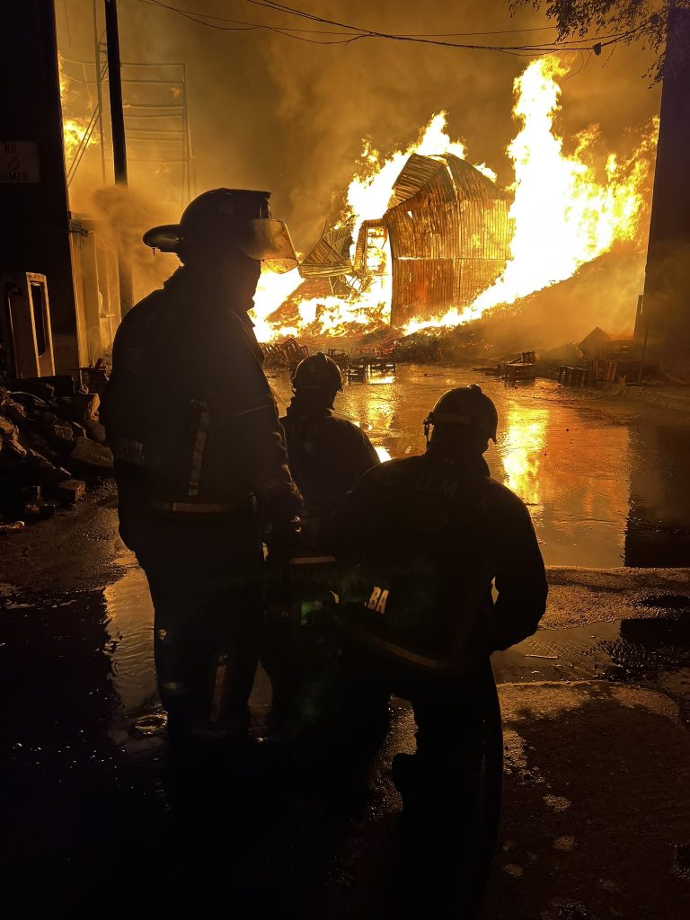 Fuerte incendio se registra en la Central de Abastos - Enfoque Noticias