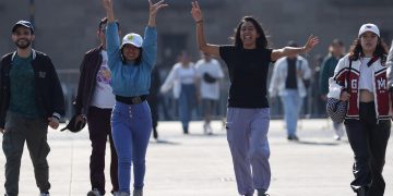 Estos son los testimonios de personas que esperan a Rosalía en el Zócalo