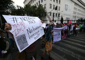 Protestan en Fiscalía capitalina por desaparición de rapera