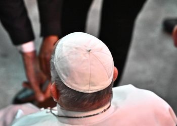 El Papa pide a los jóvenes no quedarse pegados al celular y vivir la vida real