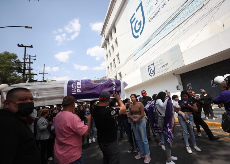 MEX2707. CIUDAD DE MÉXICO (MÉXICO), 20/04/2023.- Familiares y amigos de Perla Cristal Gaviña Ordaz, víctima de feminicido, se manifiestan hoy mientras cargan su ataúd frente a la Fiscalía General de Justicia de Ciudad de México (México). Familiares y amigos de una joven de 19 años, que desapareció el 9 de abril y cuyo cuerpo sin vida fue hallado el miércoles en el estado de Guanajuato, centro del país, trasladaron este jueves el féretro con su cuerpo frente a la Fiscalía General de Justicia de la Ciudad de México (FGJCDMX) para protestar por la falta de atención de las autoridades. EFE/Sáshenka Gutiérrez