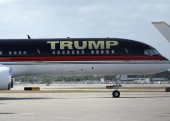 Trump de vuelta a Florida tras comparecer ante un juez