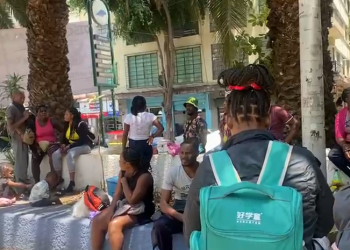 Tras retiro de vallas, arriban migrantes a la plaza Giordano Bruno