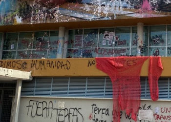 Encapuchados vandalizan emblemático mural de Ciudad Universitaria