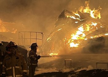 Fuerte incendio se registra en la Central de Abastos