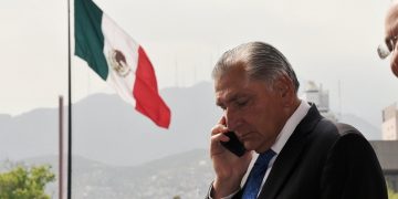 Adán Augusto se niega a hablar de negocios millonarios y escapa por Reforma