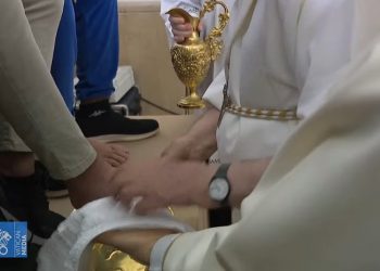 El papa Francisco lava los pies de doce jóvenes presos en Jueves Santo