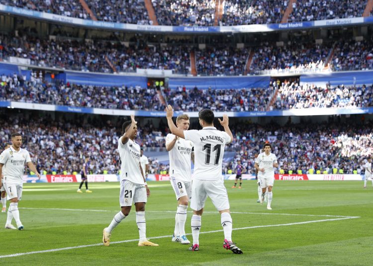 MADRID, 02/04/2023.- El centrocampista del Real Madrid, Marco Asensio (d) celebra su gol ante el Valladolid, quinto del equipo, durante el partido de Liga que el Real Madrid y el Valladolid disputan este domingo en el estadio Santiago Bernabéu de Madrid. EFE/ Rodrigo Jimenez