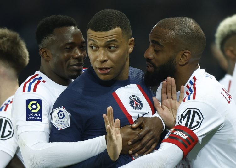 Paris (France), 02/04/2023.- Paris Saint Germain's Kylian Mbappe (C), Lyon's Alexandre Lacazette (R) and Lyon's Sinaly Diomande (L) in action during the French Ligue 1 soccer match between PSG and Olympique Lyonnais at the Parc des Princes stadium in Paris, France, 02 April 2023. (Francia) EFE/EPA/YOAN VALAT