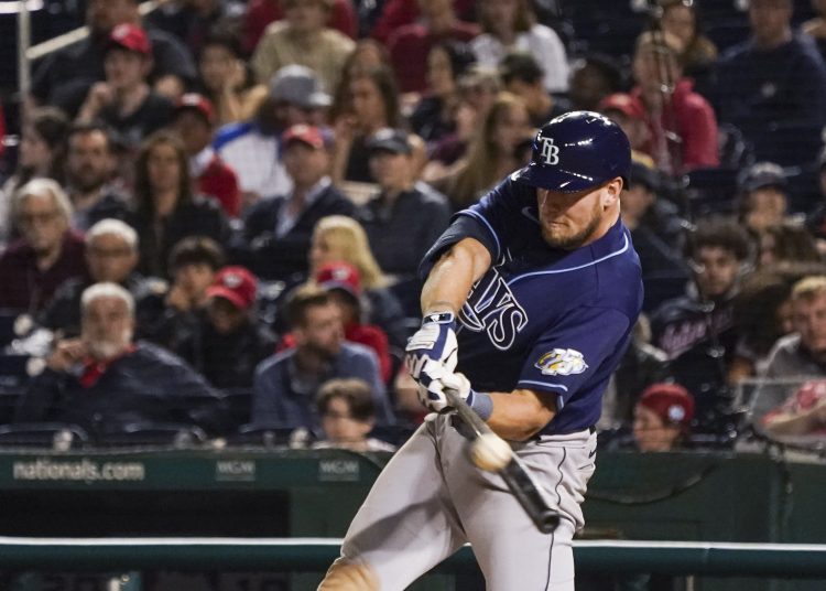 Washington (United States), 03/04/2023.- Tampa Bay Rays first baseman Luke Raley hits a home run during the Washington Nationals and Tampa Bay Rays Major League Baseball game at Nationals Park in Washington, DC, USA, 03 April 2023. (Estados Unidos) EFE/EPA/SHAWN THEW