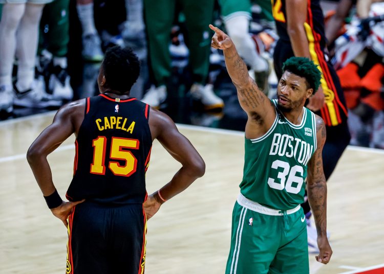Atlanta (United States), 23/04/2023.- Boston Celtics guard Marcus Smart (R) reacts against Atlanta Hawks center Clint Capela (L) of Switzerland during the first half of game four of the NBA Eastern Conference first round round series between the Boston Celtics and the Atlanta Hawks at State Farm Arena in Atlanta, Georgia, USA, 23 April 2023. (Baloncesto, Suiza, Estados Unidos) EFE/EPA/ERIK S. LESSER SHUTTERSTOCK OUT