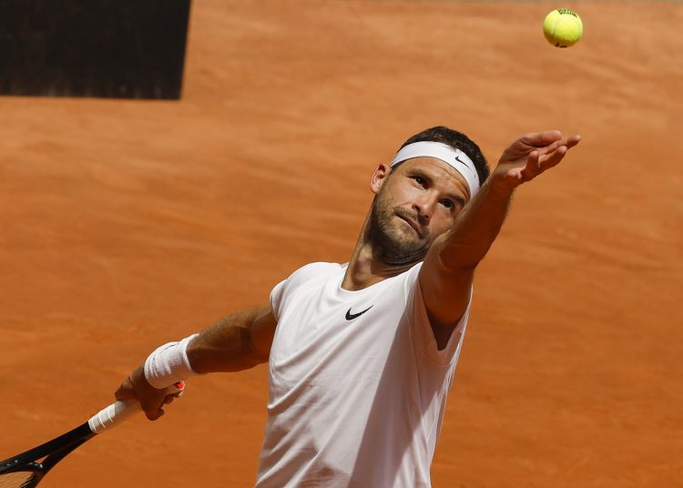 MADRID, 28/04/2023.- El tenista búlgaro Dimitrov en acción ante el francés Gregoire Barrene, durante un partido de la ronda 64 del torneo Masters 1000 Mutua Madrid Open de tenis disputado este viernes en Madrid. EFE/ Chema Moya
