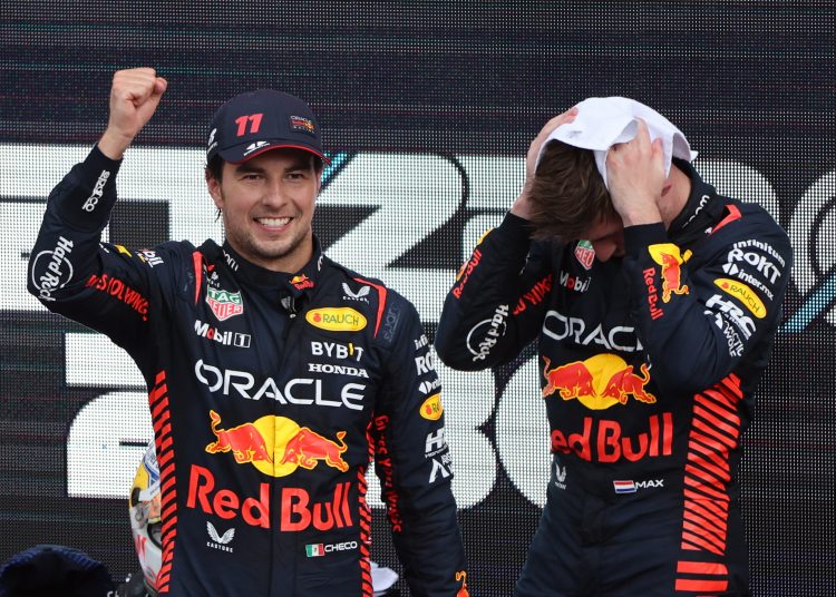 Baku (Azerbaijan), 30/04/2023.- Mexican Formula One driver Sergio Perez (L) of Red Bull Racing celebrates after winning the 2023 Formula 1 Azerbaijan Grand Prix next to his teammate Dutch Formula One driver Max Verstappen at the Baku City Circuit in Baku, Azerbaijan, 30 April 2023. (Fórmula Uno, Azerbaiyán) EFE/EPA/ALI HAIDER