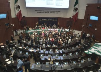 Se mantiene la toma de tribuna en el senado y opositores rechazan orden presidencial para desaparecer al INAI