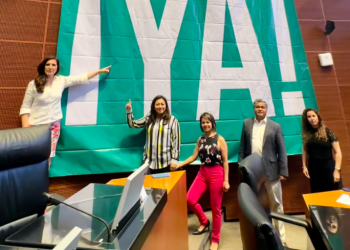 Despliegan en el Senado mantas exigiendo al gobierno y a Morena el nombramiento de comisionados del INAI