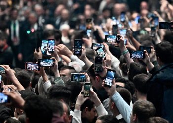 El Papa pide a los jóvenes no quedarse pegados al celular y vivir la vida real